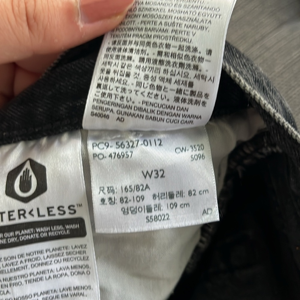 Levi’s Black Denim Shorts - Picture 3 of 5